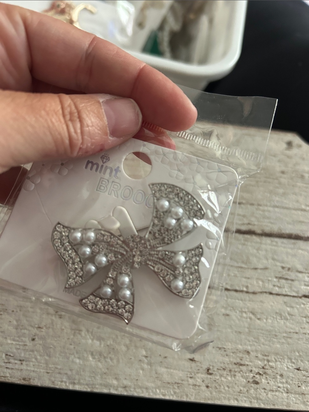 🔥$4 Silver Bow Brooch with Pearls and Crystals